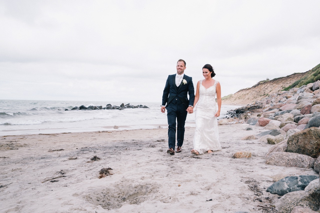 På stranden i Nordsjælland under bryllupsfotografering
